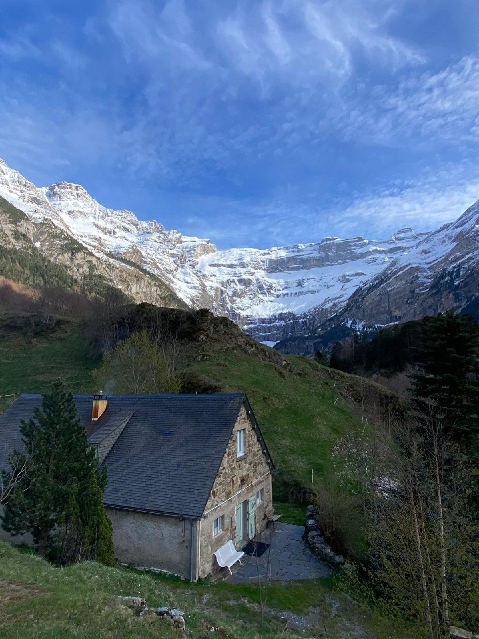 Refuge de pierre face au cirque majestueux