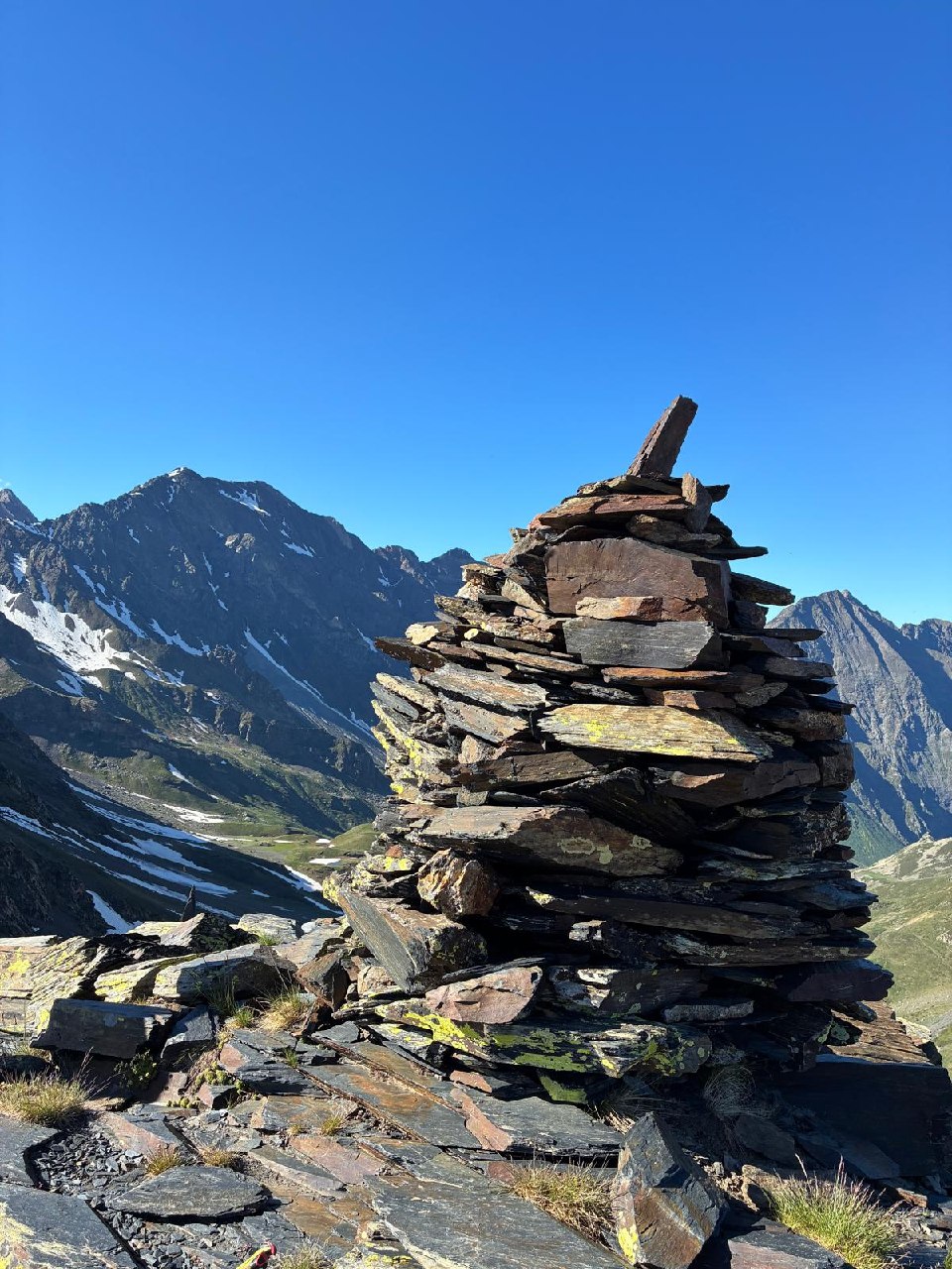 Le cairn solitaire veillant sur la vallée